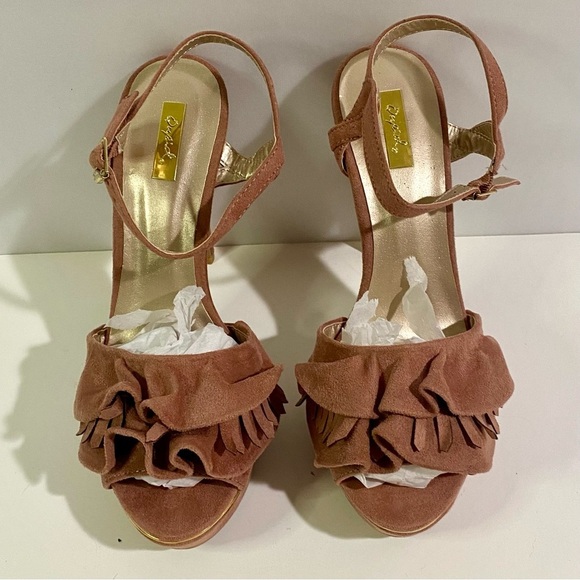Qupid Women's 8 & 7 Tan Ruffled Heels - Picture 1 of 8